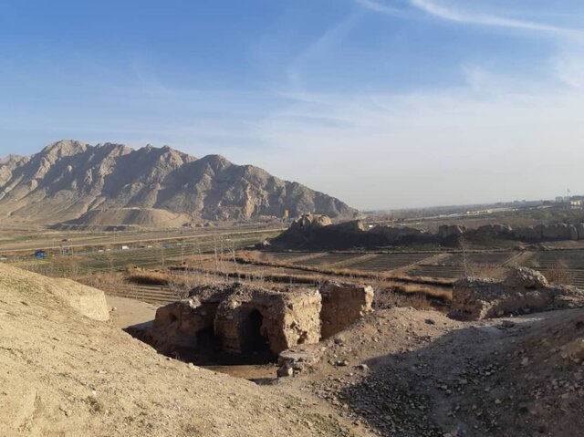 خشی از سازه و برج و باروی دژ رشکان و زمین‌های کشاورزی  که در طول سال‌های گذشته روی شهر تاریخی دژ ایجاد شده‌اند